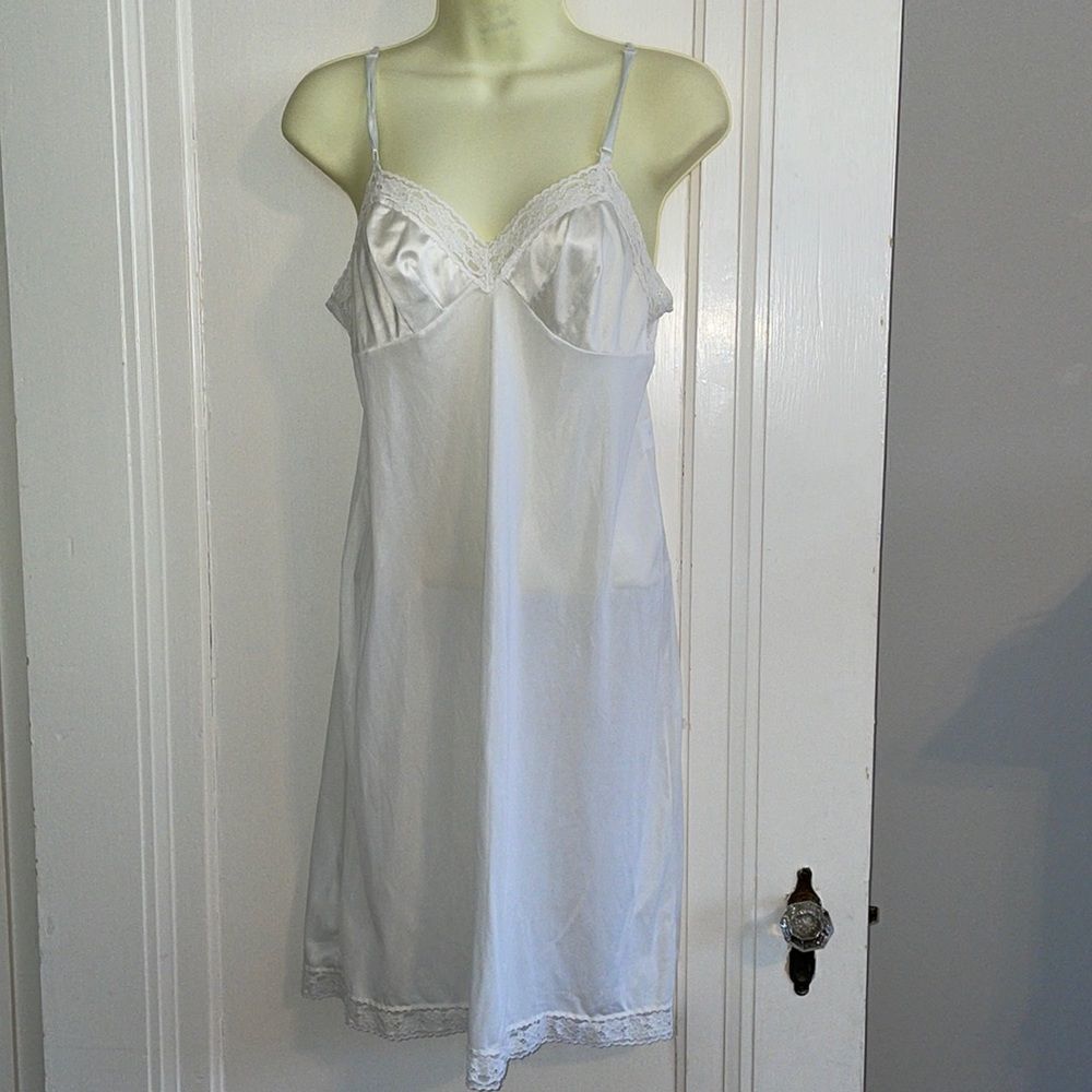 Vtg‎ Vanity Fair white nylon full slip with lace details - Picture 1 of 6
